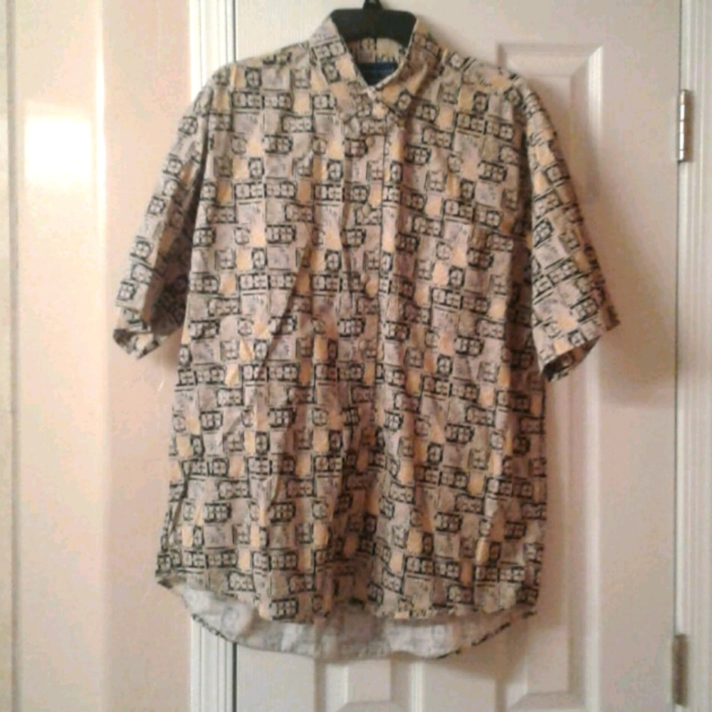 Men's short sleeve shirt.